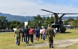 体験搭乗と装備品見学で大きな賑わい CH-47JA体験搭乗