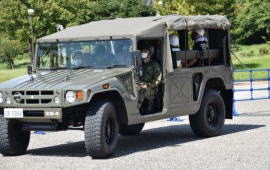 高機動車体験試乗で自衛隊をPR こども防災体験フェア