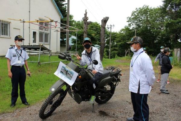 偵察用オートバイを楽しむ学生