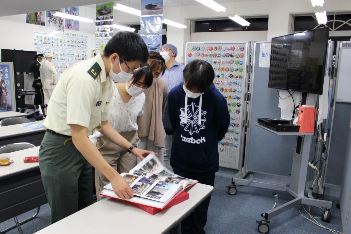 卒業アルバムを使用し説明