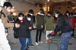 戦闘糧食Ⅰ型に興味深々の学生達