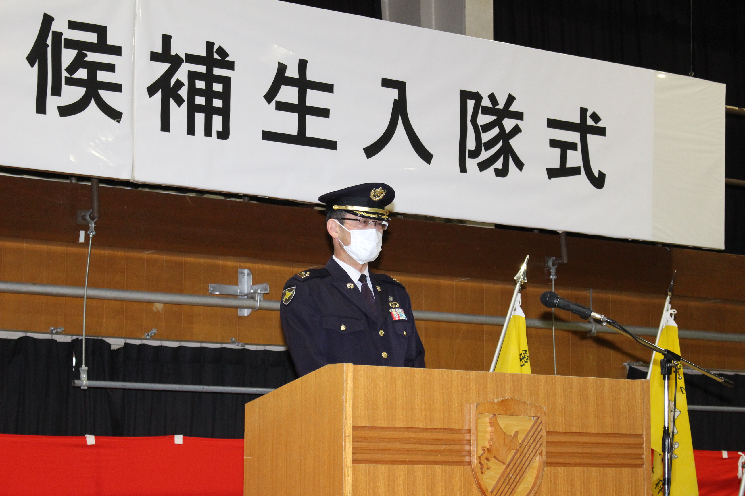 祝辞を述べる本部長