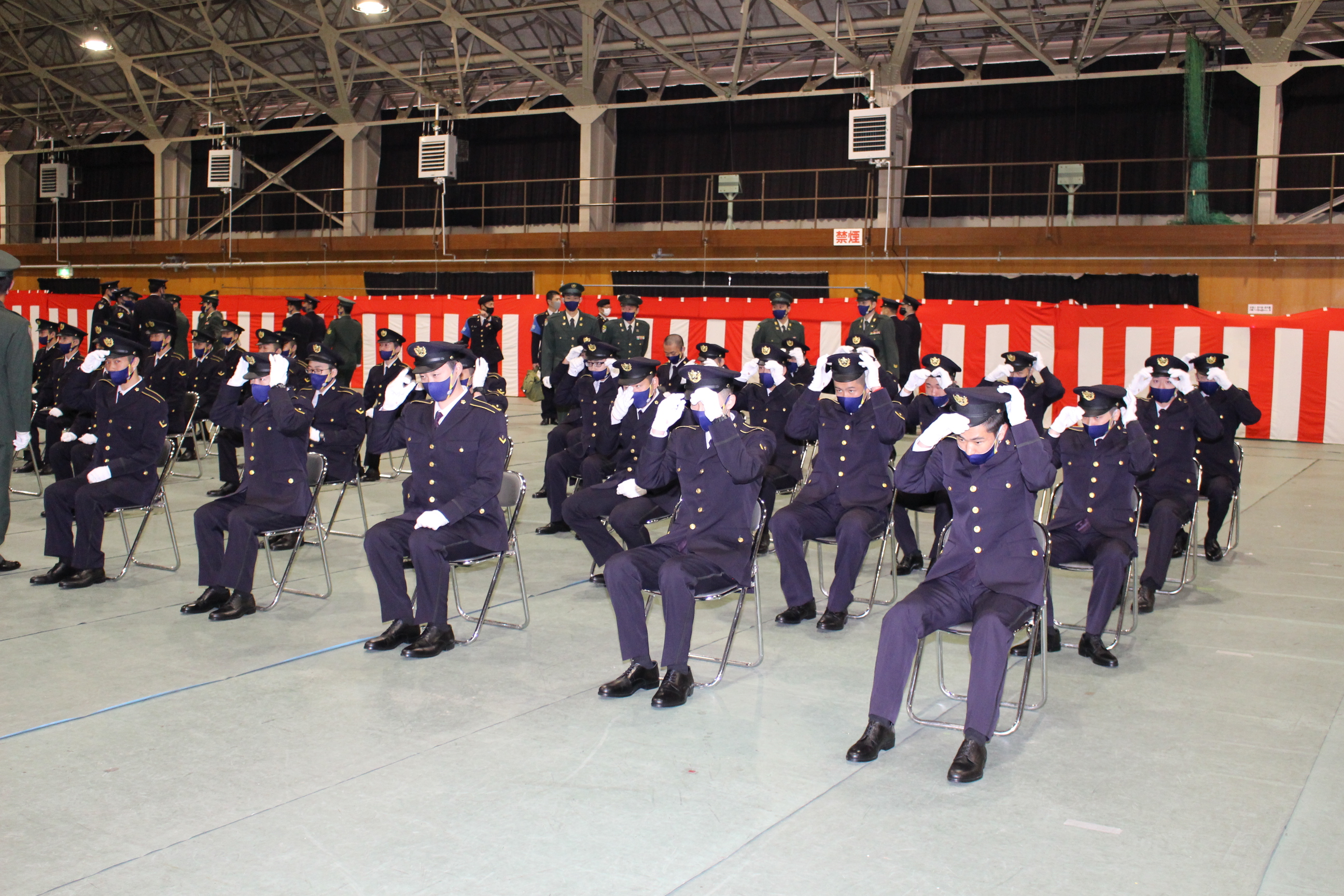 式終了！緊張が解かれた隊員達