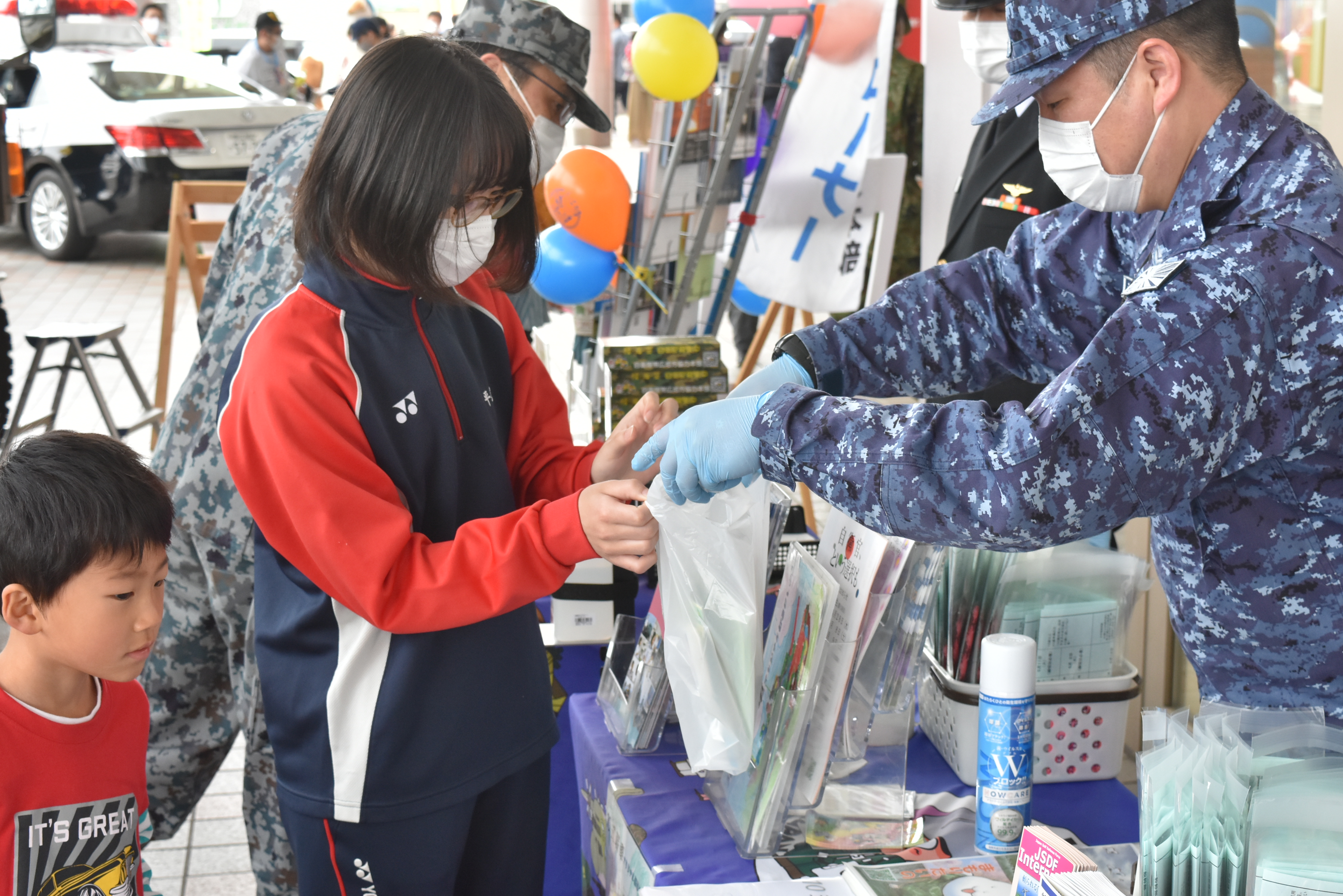 グッズを配る広報官