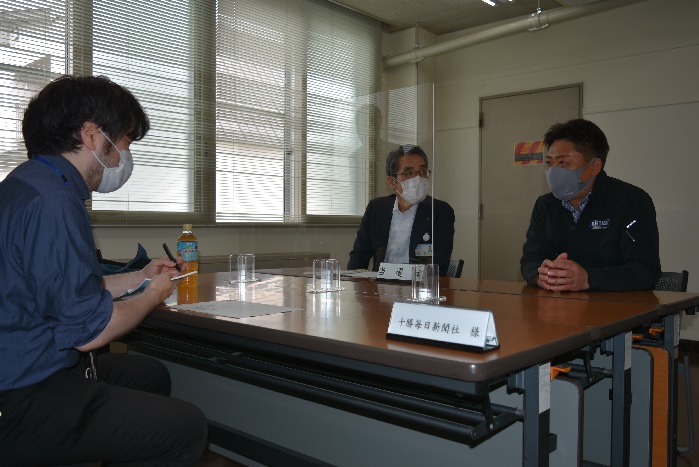 新聞社のインタビュー受け