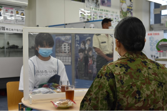 説明を真剣に聞く参加者