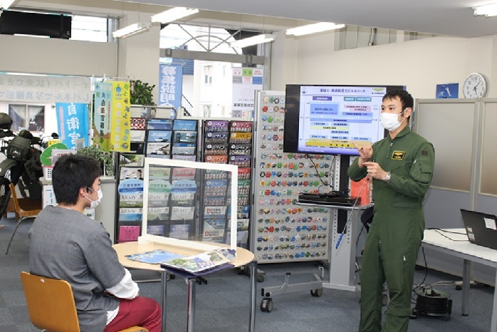 説明する海自戦術航空士