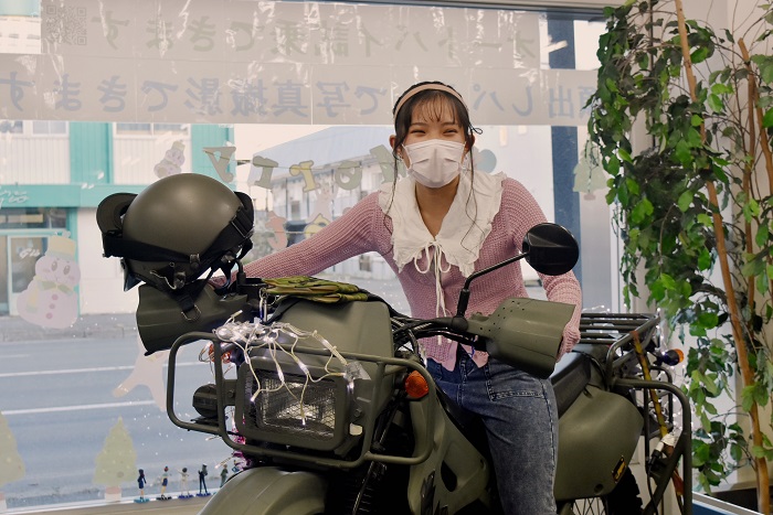 案内所内にある偵察用バイクで記念撮影する参加者