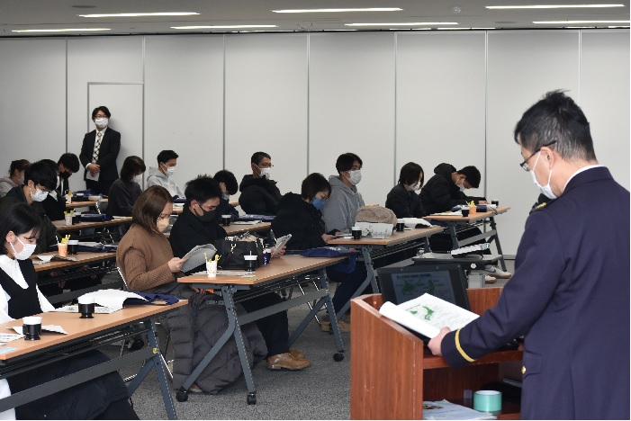 説明を聞く合格者・家族