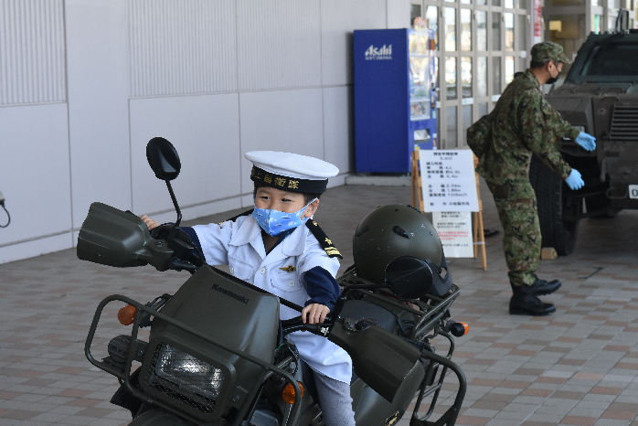 制服を着て記念写真