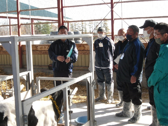 乳牛育成組織を研修する参加者