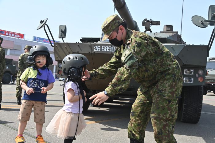 ヘルメットをかぶって