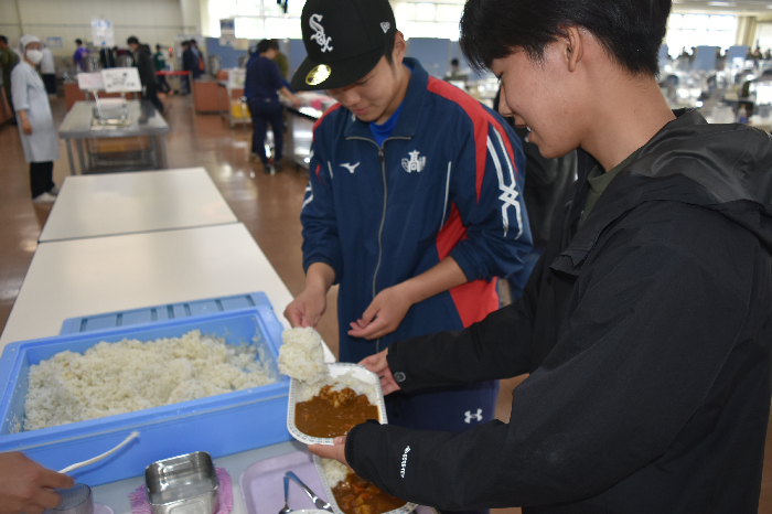 カレーを大盛りにする生徒