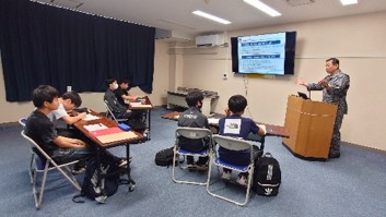 ブリーフィングの様子