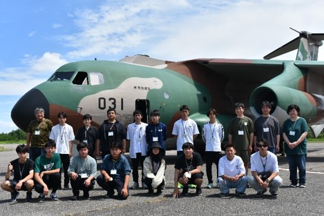 Ｃ－１をバックに記念撮影