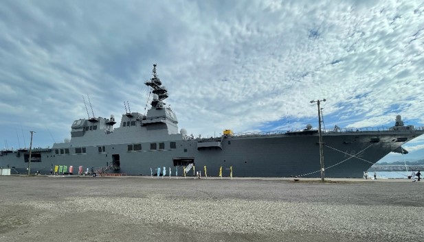 護衛艦「いせ」の全景