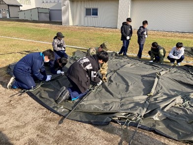 天幕展張訓練の様子
