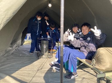 天幕の中で記念撮影