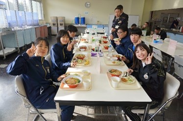 駐屯地食堂での昼食