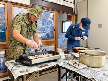 たこ焼きを焼く隊員