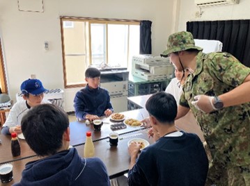 たこ焼きを振る舞う隊員