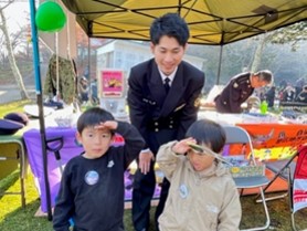 オリジナル缶バッチを付けて記念撮影