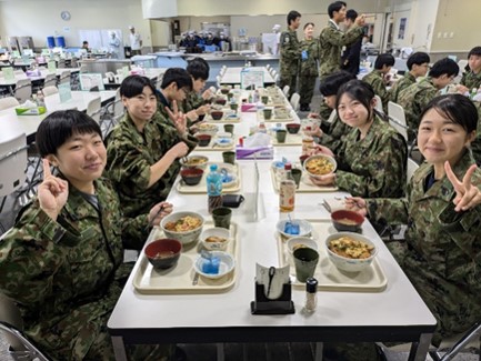 隊員食堂での昼食