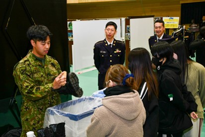 靴の磨き方の実演