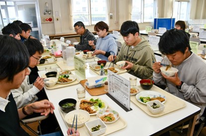 隊員食堂での昼食
