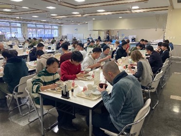 隊員食堂での昼食