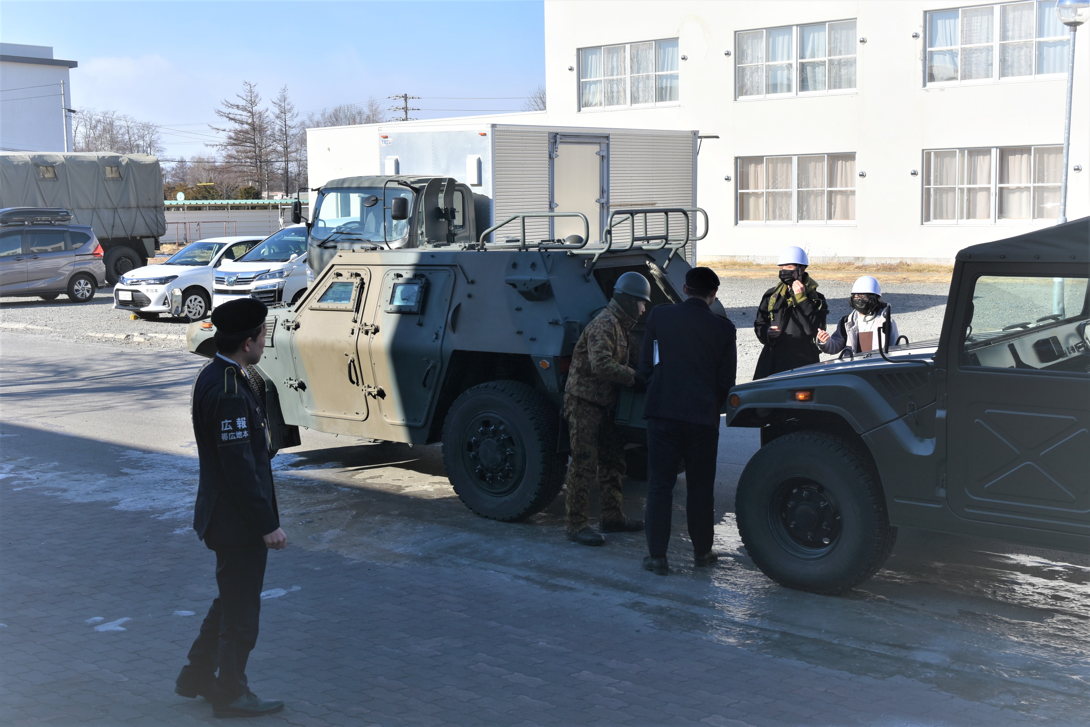 自衛隊車両で移動
