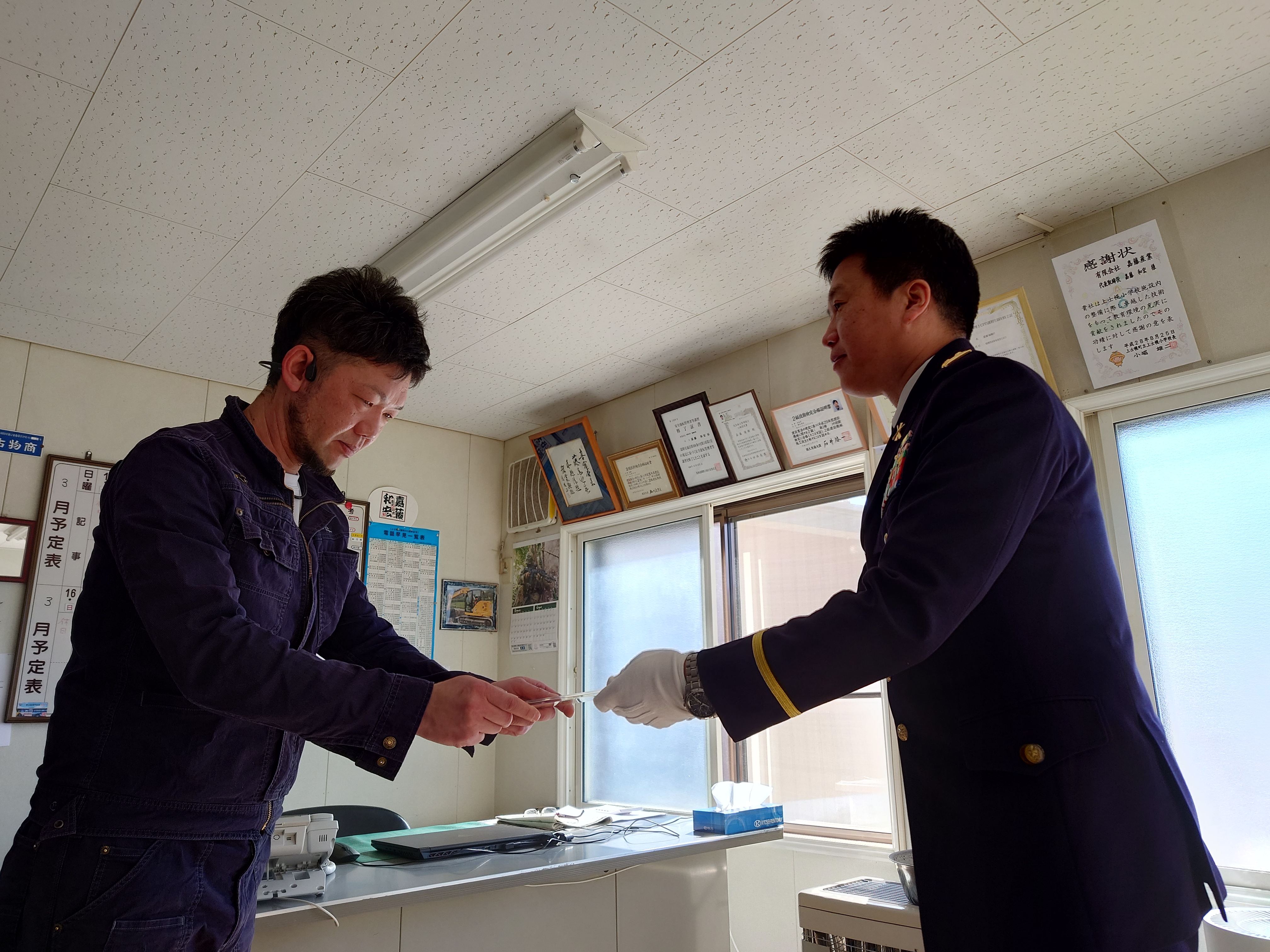 「大臣認定協力事業所表示証」交付の様子