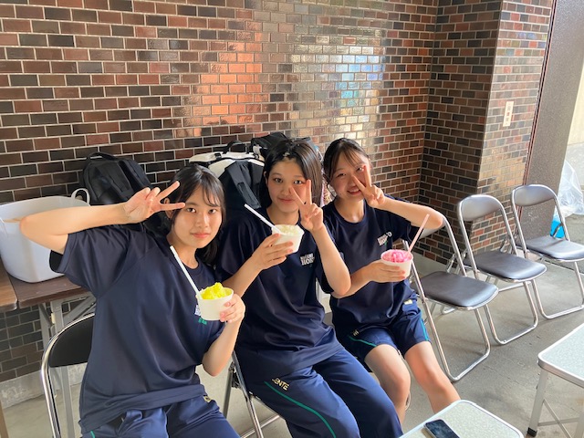 かき氷で涼む学生