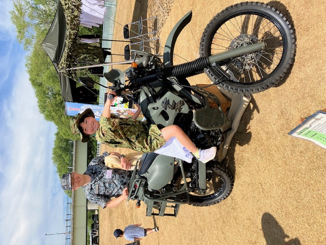 偵察用バイクに乗って記念撮影
