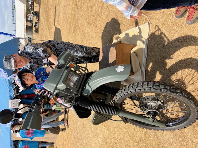 偵察用バイクに乗って記念撮影