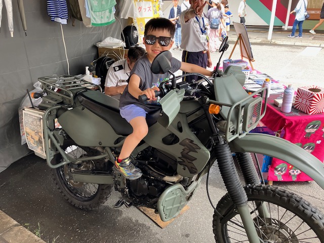 偵察用バイクに乗って記念撮影