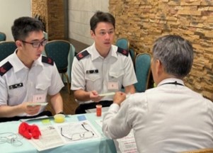 熱心に説明を受ける隊員①