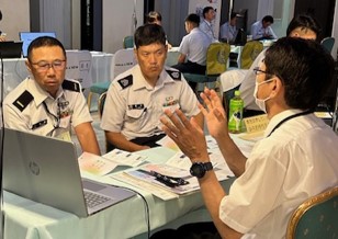 熱心に説明を受ける隊員②