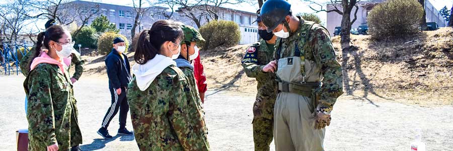 熱海市の子どもたちが災害派遣で活躍した自衛隊を見学