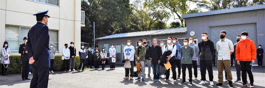 入隊予定者の門出を家族と地本隊員が見送り