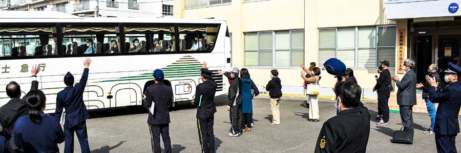 入隊予定者の門出を家族と地本隊員が見送り