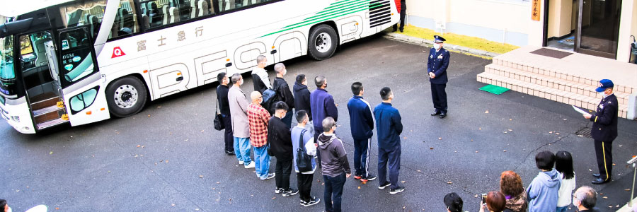 自衛隊に入隊する若者を盛大に見送り