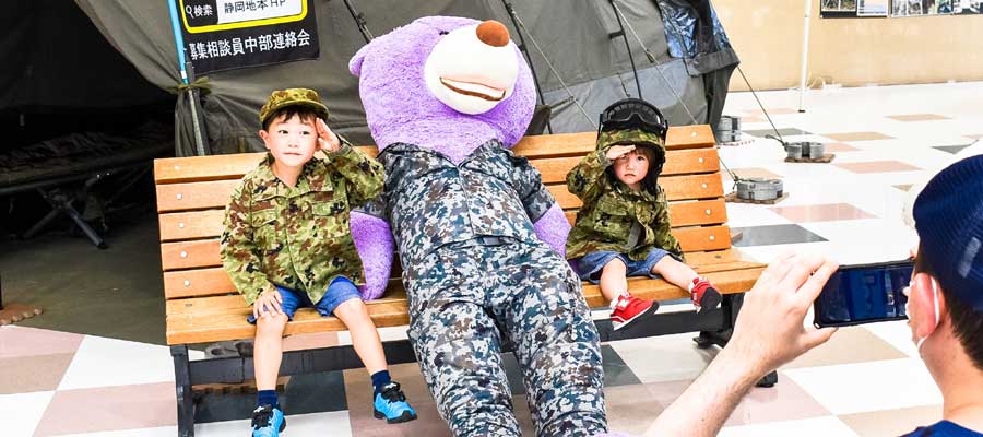 子どもも楽しめる展示 買い物帰りに自衛隊とふれあい