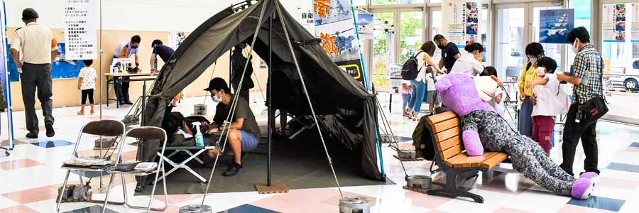 子どもも楽しめる展示 買い物帰りに自衛隊とふれあい