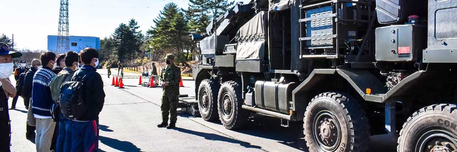 陸上自衛官を志す若者が部隊を見学