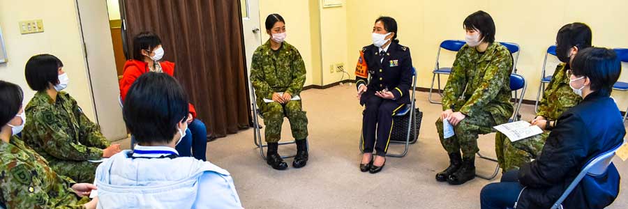 陸上自衛官を志す若者が部隊を見学