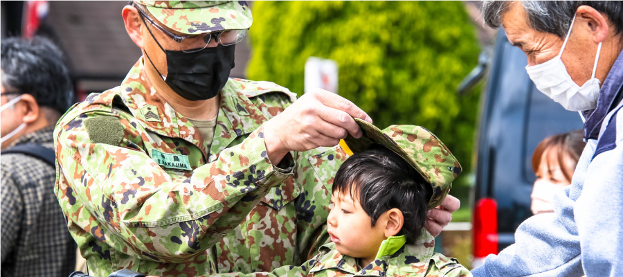 虹の郷で家族連れに自衛隊をPR