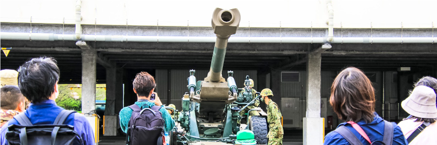 学生等が自衛隊の車や装備品を体感