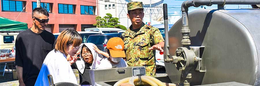 県内外の模型ファンが原寸大の自衛隊車両にくぎ付け　清水ホビーショー