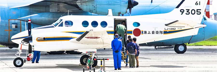 学生が海自の連絡機に体験搭乗　空で働く海上自衛官と懇談